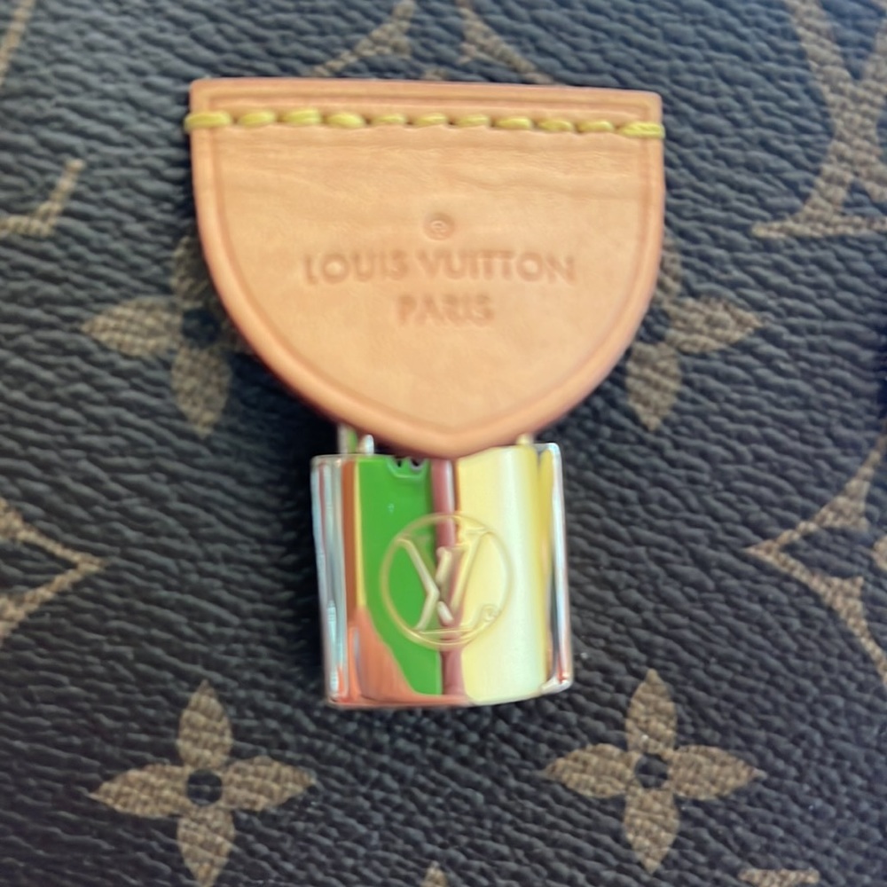 Louis Vuitton Rivoli hand bag only used a few. - Picture 2 of 9